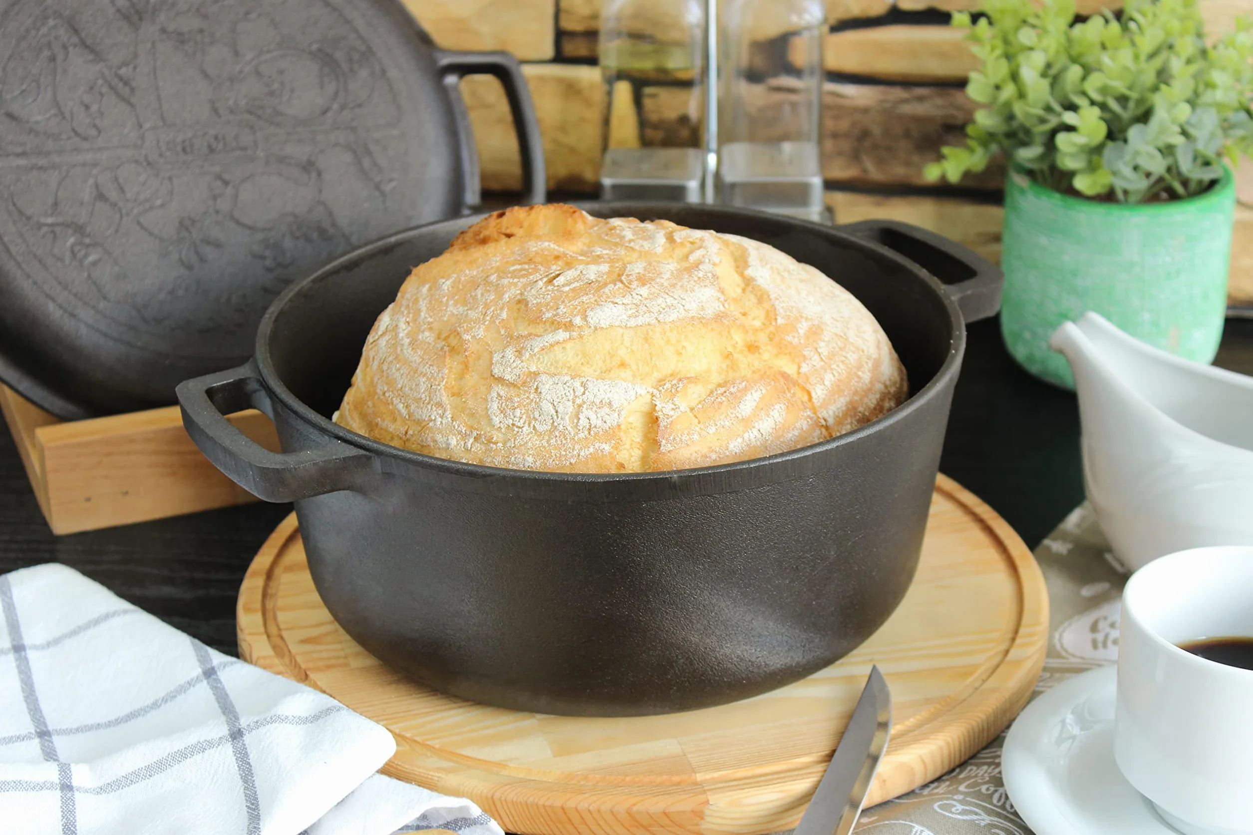 Garnek żeliwny 4 l typu Dutch Oven Ø 24 cm, z pokrywką patelnia 2 w 1, zestaw do pieczenia chleba, zupy, garnek do duszenia, podwójna funkcja, pokrywa/patelnia do smażenia do kuchni, na kemping