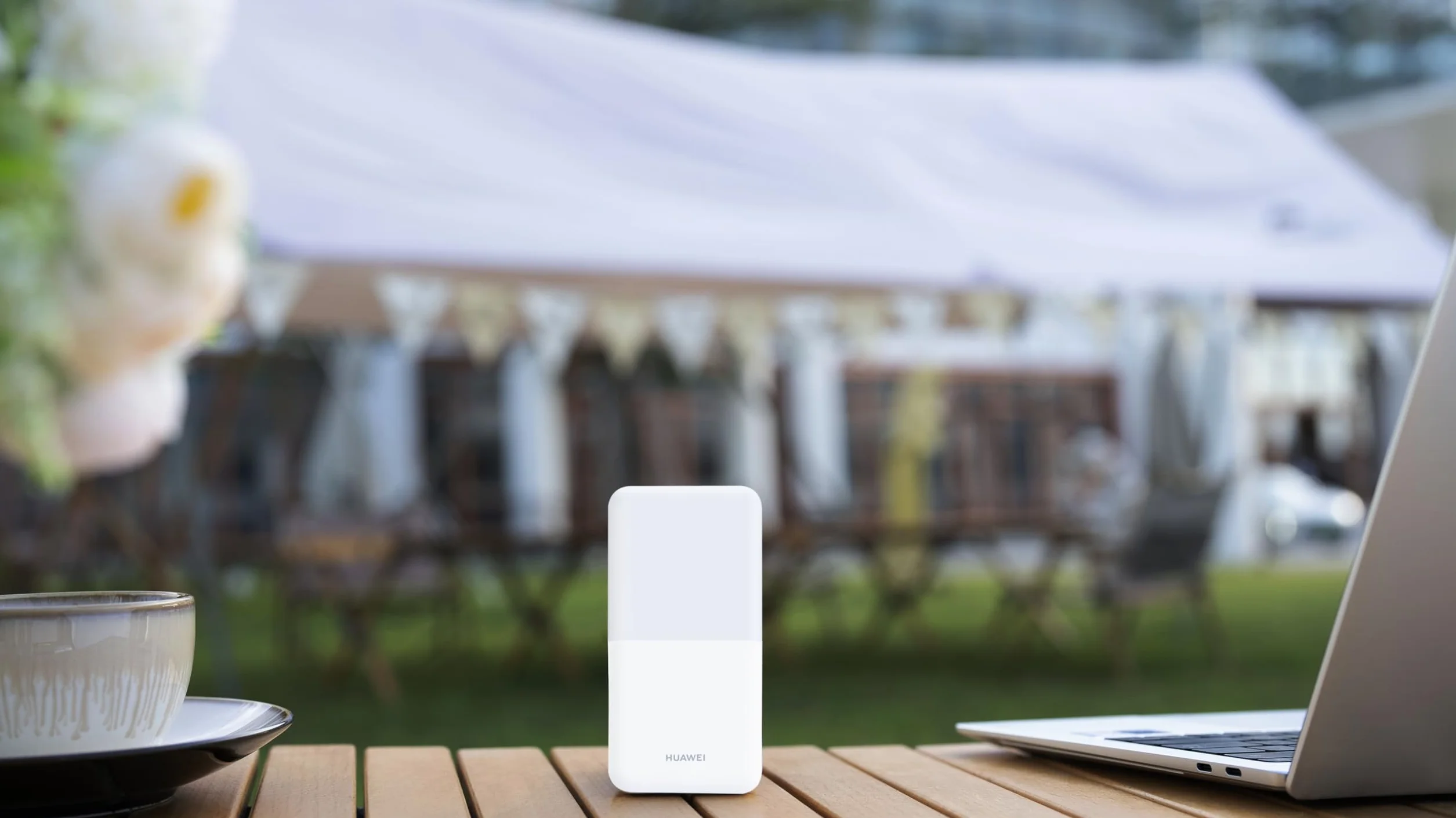 HUAWEI E5586-326 mobilny hotspot WiFi 4G do 16 urządzeń 195 Mbit/s MIMO biały