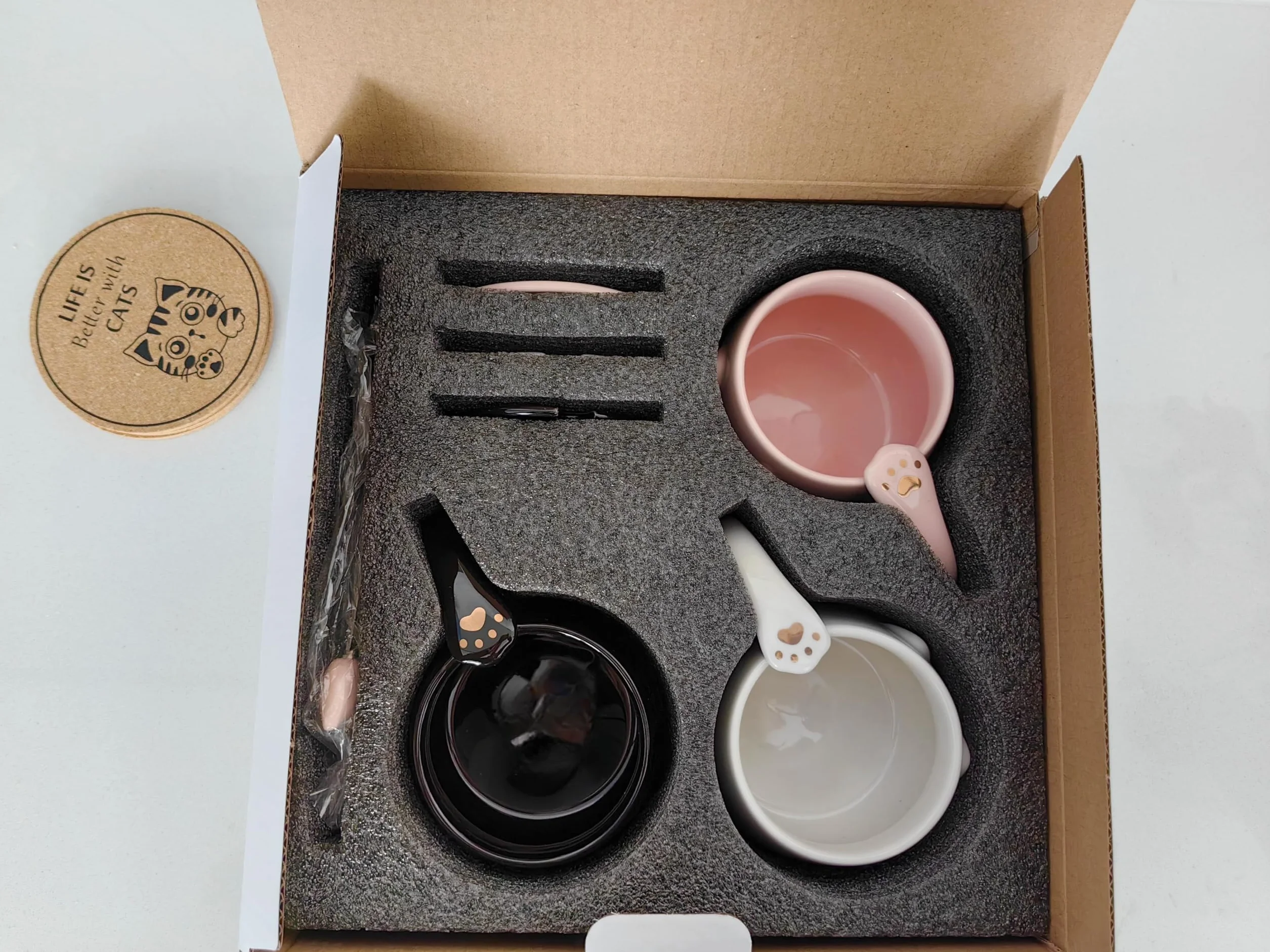 Zestaw 3 uroczych ceramicznych kubków z kotami z pokrywką, łyżką i podstawką - 380ml/13oz kubek do kawy dla kobiet, dzieci, miłośników kotów - prezent na Boże Narodzenie i urodziny (czarny, biały