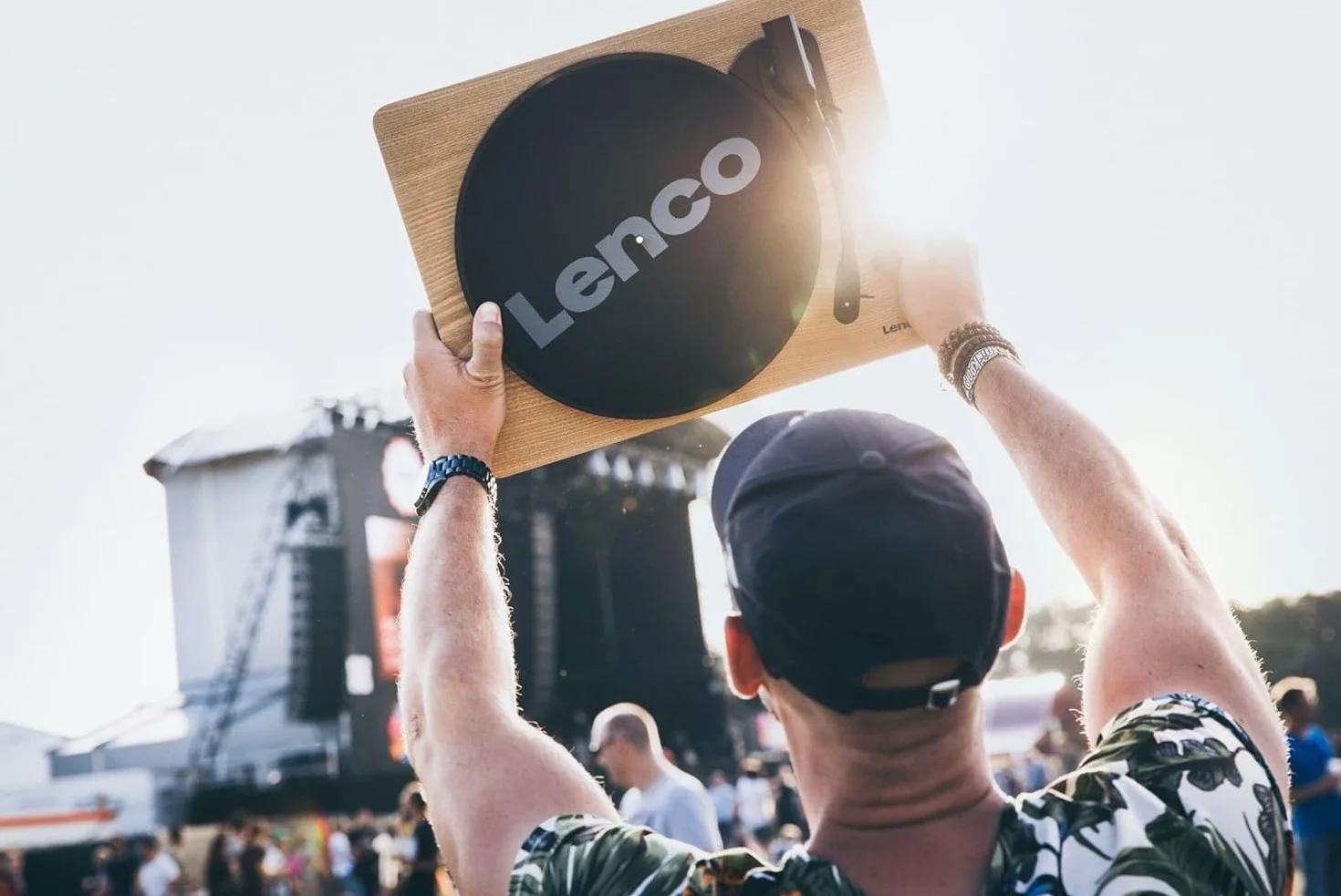 Gramofon Lenco (Ls-50 Wood) Wyjście RCA i USB, 2 głośniki wewnętrzne ze wzmocnionym charakterem