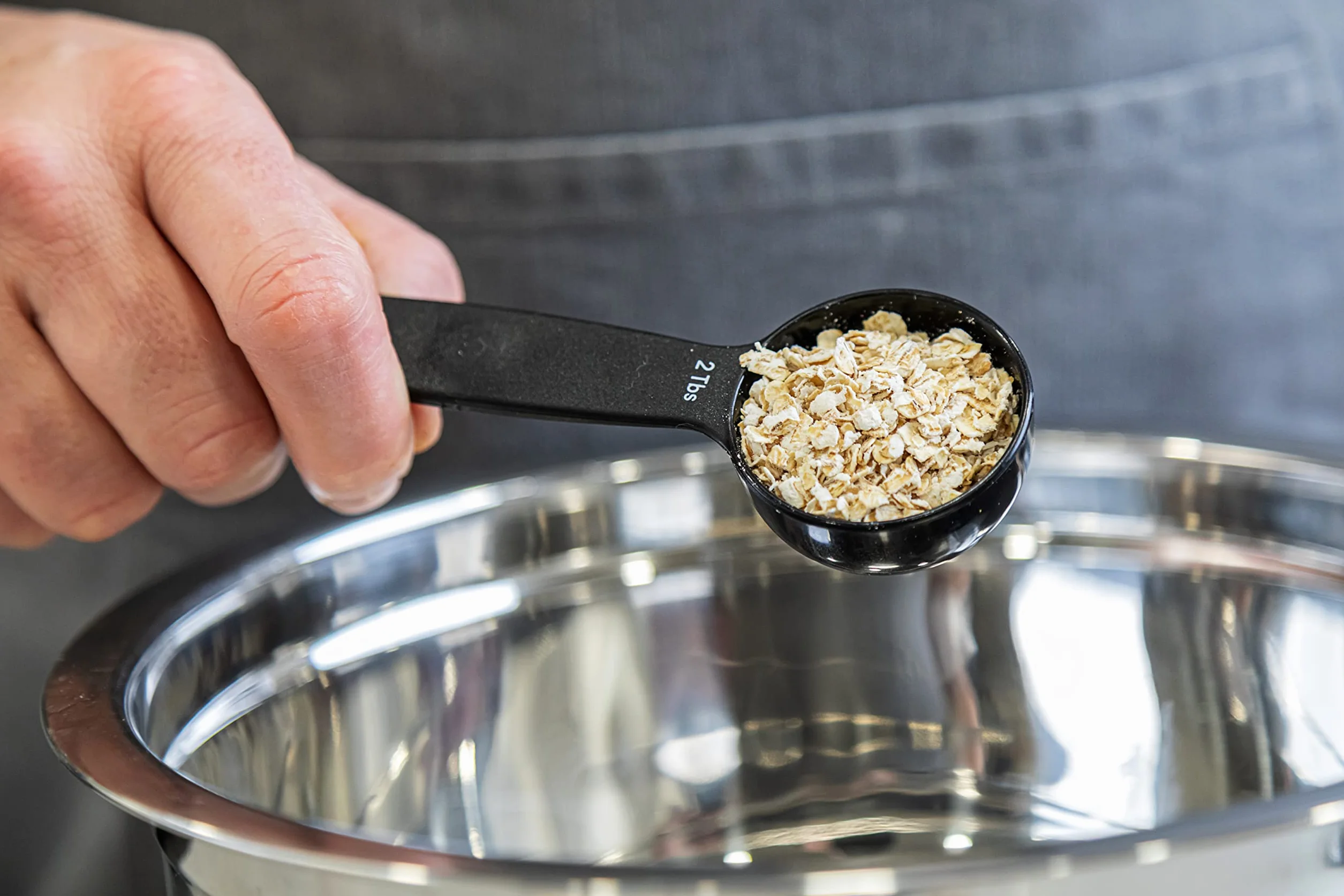 KitchenCraft Zestaw Magnetycznych Miarek w Formie Łyżeczek, 4 Sztuki, Kompaktowe - Kolor Czarny
