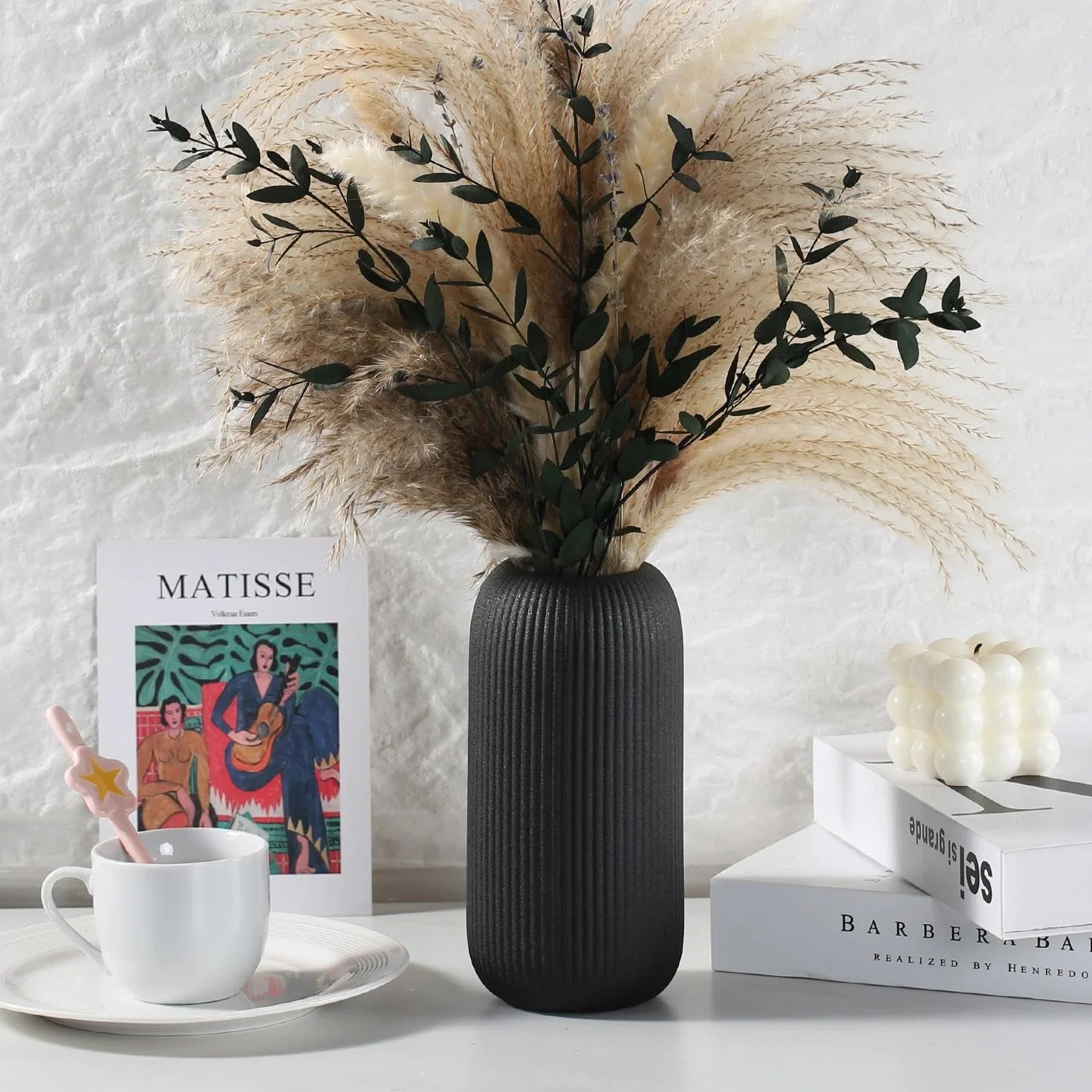 Nowoczesny wazon ceramiczny, biały, żebrowany, kształt cylindryczny (czarny)