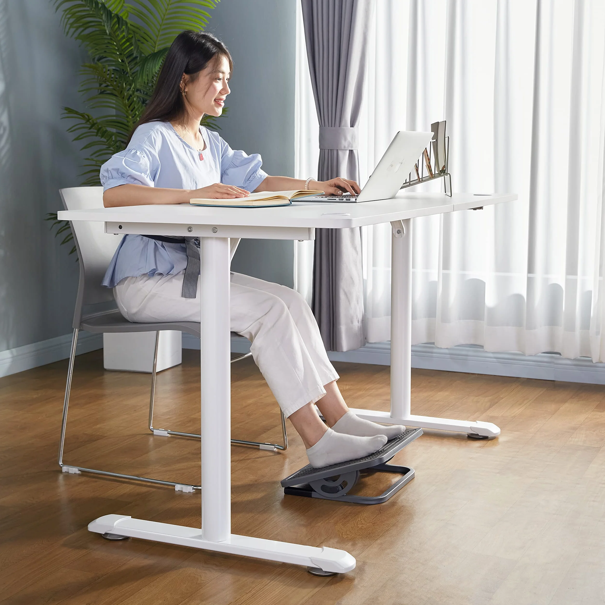EUREKA ERGONOMIC Regulowany podnóżek z powierzchnią masującą, biurowy podnóżek pod biurkiem z metalową ramą, kąt nachylenia 20 stopni