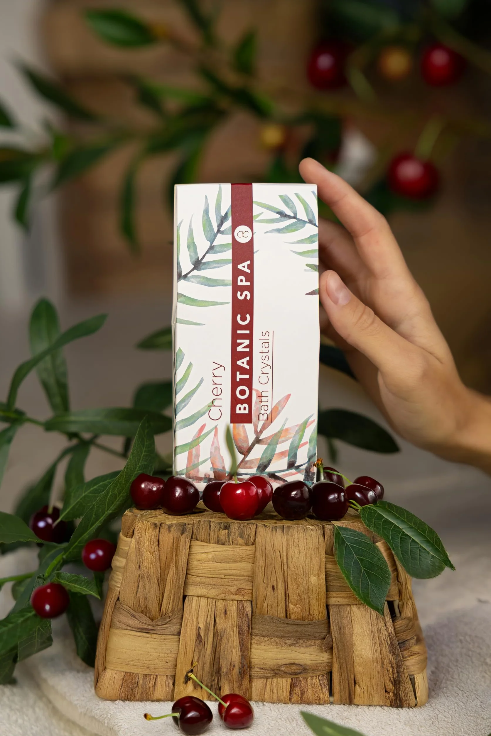 accentra zestaw upominkowy CHERRY SPA w koszu z trawy morskiej, zestaw do kąpieli i pod prysznic - 5-częściowy zestaw upominkowy w ozdobnym koszu z trawy morskiej