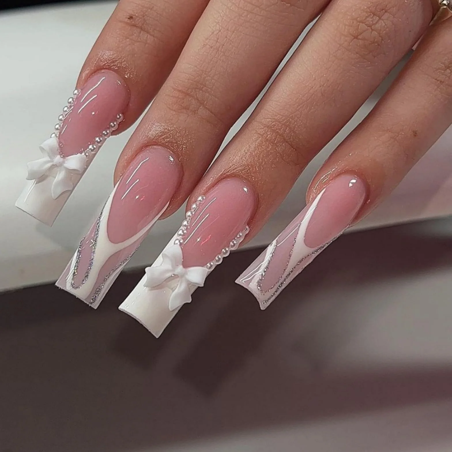 GlamRays French Tip Press On Nails długie, kwadratowe, sztuczne paznokcie, błyszczące, trumienne, sztuczne paznokcie z kokardą i strasem, biała francuska końcówka z perłowymi wzorami, akrylowe