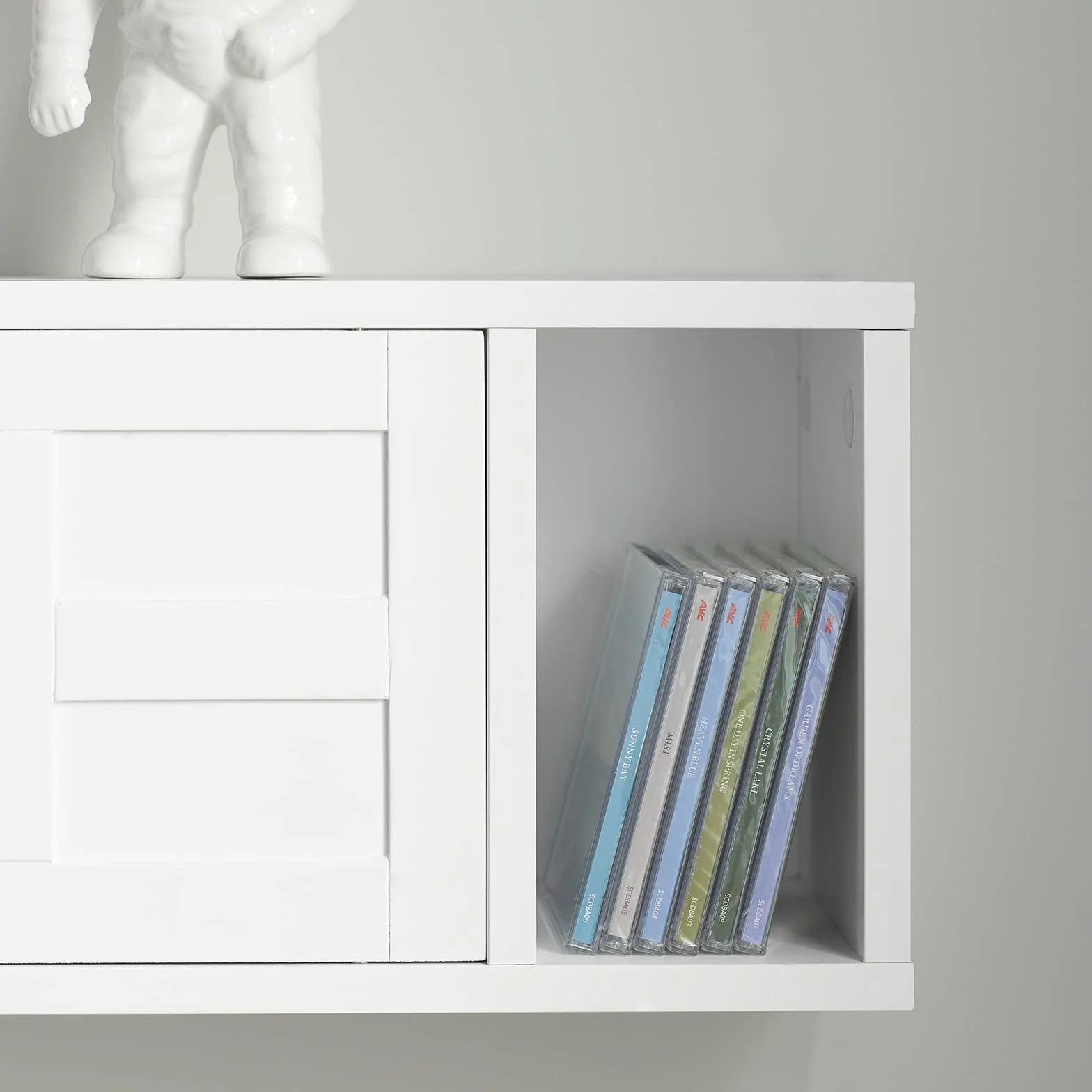 SoBuy Biała szafka do przechowywania montowana na ścianie z drzwiami przesuwnymi i otwartą półką 75 x 20 x 23 cm FHK18-W