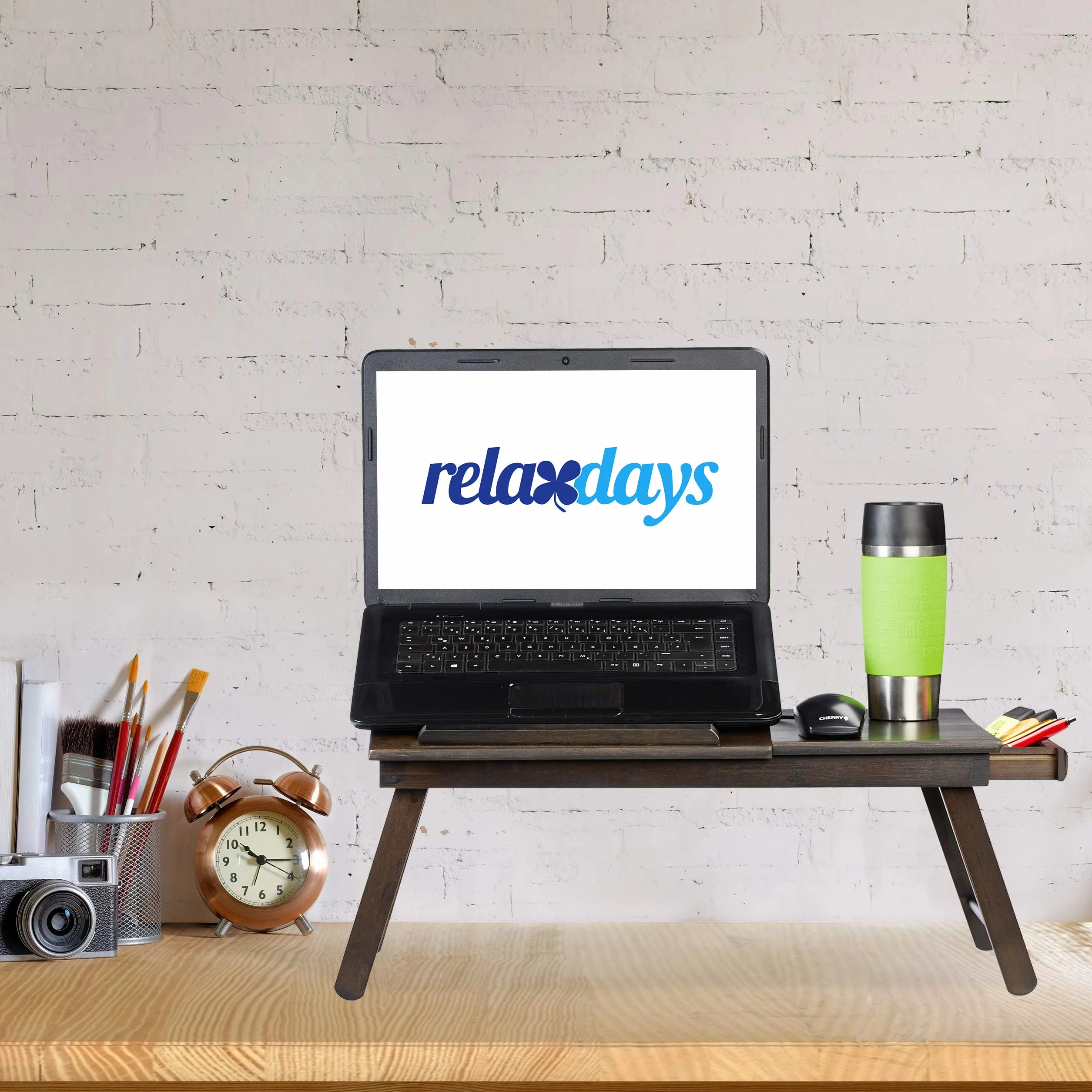 Relaxdays Bambusowy stolik pod laptopa, wys. x gł.: 25 x 60 x 35 cm, półka na laptopa z regulacją wysokości, składany, z szufladą, ciemnobrązowy